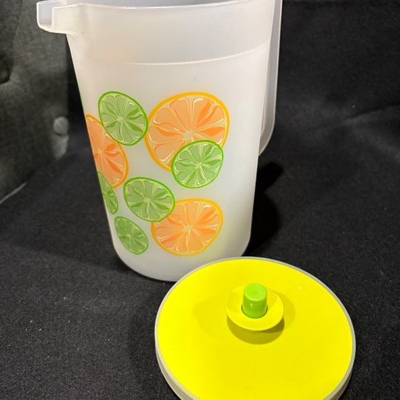 TUPPERWARE Orange & Limes Pitcher Push Button Lid 2Qt with Handle #1676A-2 - Picture 5 of 7